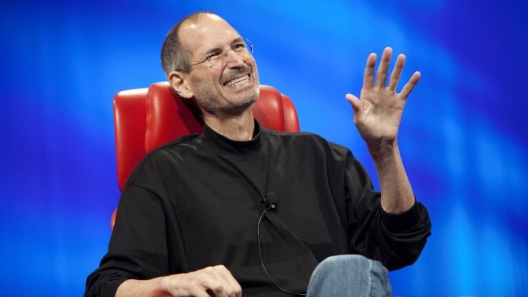 Quinze ans après le décès de Steve Jobs, les dirigeants d’Apple et ses admirateurs réfléchissent à l’impact qu’il a laissé.